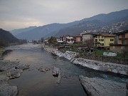 85 Dal Ponte Vecchio vista sul Brembo e verso il centro di Zogno 